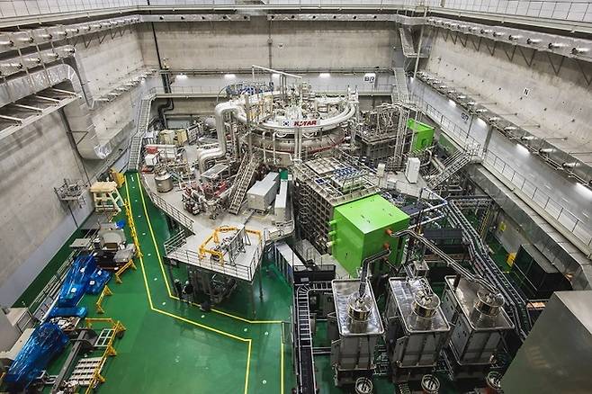 대전 한국핵융합에너지연구원에 설치된 초전도 핵융합 연구장치 ‘케이스타’(KSTAR)의 주장치 전경. 한국핵융합에너지연구원 제공