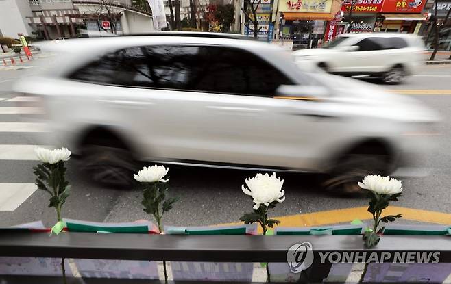 운전자에게 꽃으로 전하는 당부 (광주=연합뉴스) 박철홍 기자 = 23일 오전 광주 북구 운암동의 한 어린이보호구역 횡단보도 옆 펜스에 국화 등 하얀색 꽃과 함께 손편지가 걸려 있다. 지난 17일 이곳에서는 세 남매 가족이 화물차에 치이는 사고가 발생, 2살 여아가 숨지는 등 3명이 죽거나 다쳤다. 2020.11.23 pch80@yna.co.kr