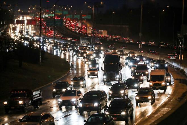 미국의 최대 명절인 추수감사절을 앞둔 24일(현지시간) 보건당국의 여행 자제 경보에도 불구하고 일리노이주 시카고의 도로가 연휴를 즐기려는 차량으로 붐비고 있다. (사진=로이터/연합뉴스 제공)