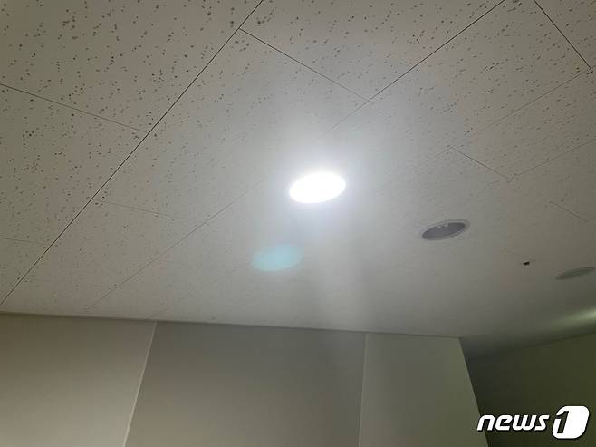 아이폰12 미니에서도 '고스트 현상'이 나타나는 모습. © 뉴스1