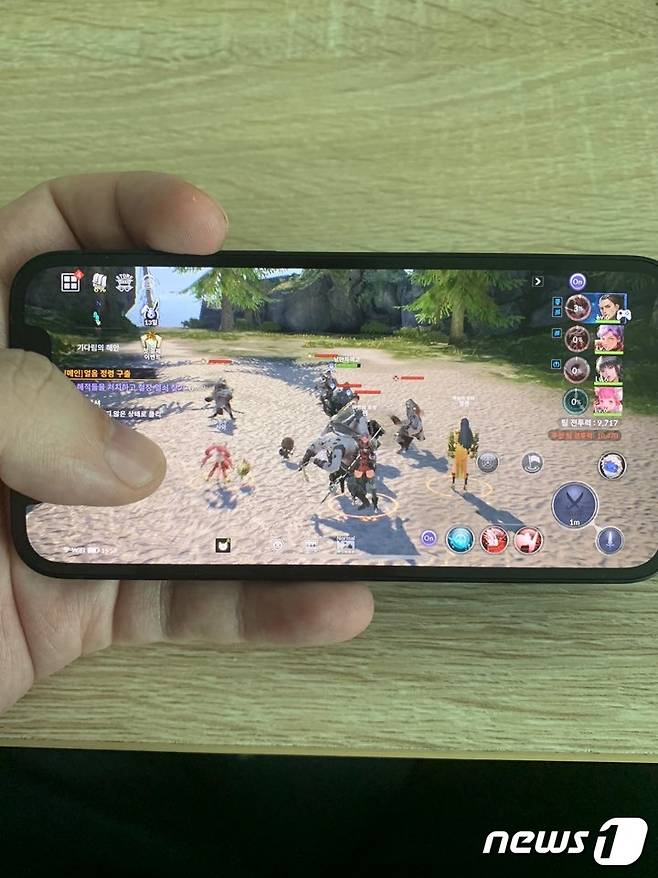 아이폰12 미니로 '세븐나이츠2'를 플레이하는 사진. © 뉴스1
