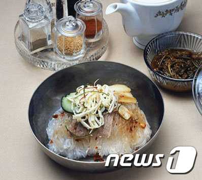 북한 양강도 혜산시의 음식점 '압록각'에서 감자로 만든 '농마국수'(조선의 오늘 갈무리)© 뉴스1