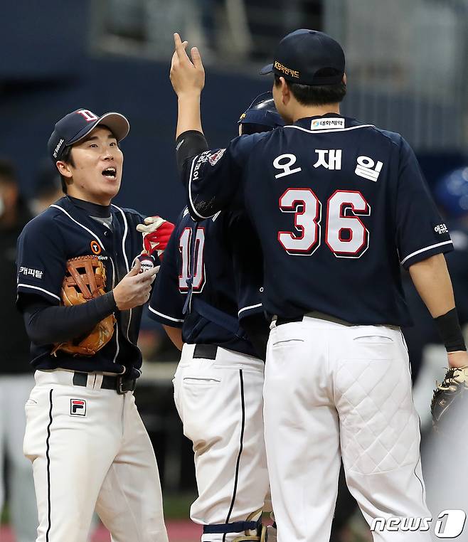 '2020 신한은행 SOL KBO 포스트시즌‘ 플레이오프 1차전 두산베어스와 kt위즈의 경기에서 3대 2 역전승을 거둔 두산 허경민과 오재일이 기쁨을 나누고 있다. 2020.11.9/뉴스1 © News1 김진환 기자