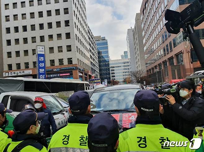 민주노총 서울본부가 25일 오후 3시 더불어민주당 서울시당이 소재한 서울 영등포구 할렐루야회관 앞에서 기자회견을 개최한 가운데 잠시 경찰과 실랑이를 벌이고 있다.  © 뉴스1/정혜민 기자