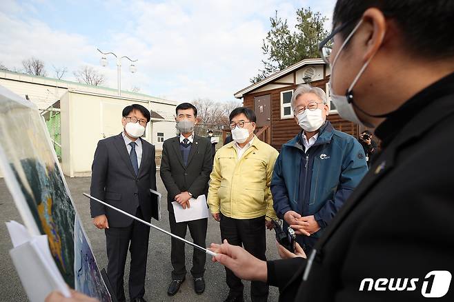 이재명 경기도지사는 25일 광주시 오포읍 신현리 일원 산지 개발행위 현장을 방문해 실태를 점검했다. (경기도 제공)© 뉴스1