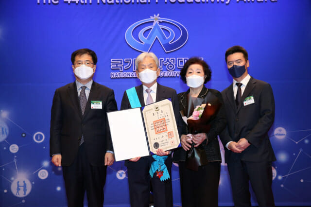 금탑산업훈장 수상자인 이동호 동희 회장(왼쪽 두번째)이 상을 받고 있다.