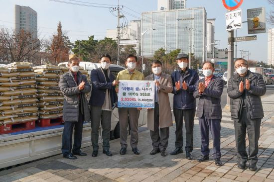 동명교회는 25일 오전 11시 동대문구청 광장에서 이웃돕기 쌀 202포를 동대문구에 전달했다. (사진 왼쪽 세 번째 유덕열 동대문구청장, 가운데 동명교회 최학식 담임목사)