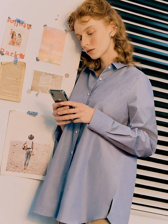 [AI 맞춤 셔츠 서비스] 매장에 방문할 필요 없이 핸드폰을 통해 사이즈와 디자인을 선택하고 셔츠를 주문할 수 있다. 특히 사이즈 저장 기능이 있어 재 주문 시 손쉽게 맞춤 셔츠의 주문이 가능하다. 여자 모델이 착용한 A라인이 돋보이는 핀 스트라이프의 블루 컬러 우먼 셔츠 . 11만9천원 , 셔츠 스펙터.
