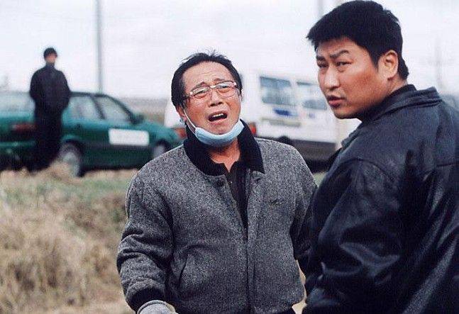 배우 변희봉(가운데). 영화 '살인의 추억' 스틸컷 ⓒSidus 제공