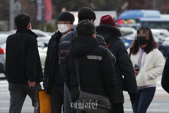 서울 아침 최저 기온이 영하권을 기록하며 올 가을 들어 가장 추운 날씨는 보인 지난 23일 오전 서울 세종대로 광화문 네거리에서 두꺼운 옷을 입은 시민들이 발걸음을 재촉하고 있다. ⓒ데일리안 홍금표 기자