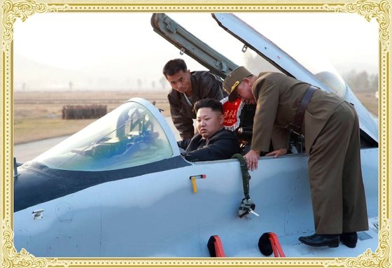 북한이 24일 김정은 국무위원장 집권 이후 개발에 성공한 무기와 각종 군사훈련 장면을 담은 화보집 『국가방위력 강화를 위하여』를 공개했다. [외국문출판사 홈페이지 캡처]