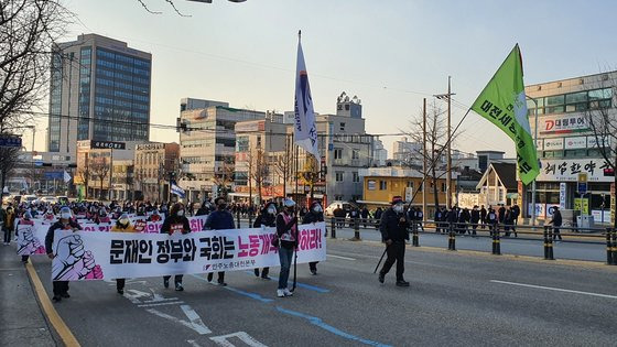 25일 오후 대전시 중구 용두동 더불어민주당 대전시당 앞 도로에서 열린 민주노총 대전본부 집회에서 참가 조합원들이 도로를 행진하고 있다. 신진호 기자