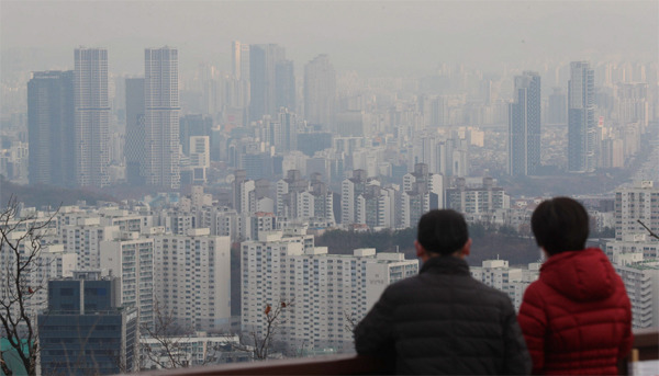 집값 상승에 따른 공시 가격 인상으로 서울 강북 아파트 보유자들도 올해 종부세 과세 대상에 포함됐다. 시민들이 25일 서울 남산에서 빽빽이 들어선 강북 아파트들을 바라보고 있다. [이충우 기자]