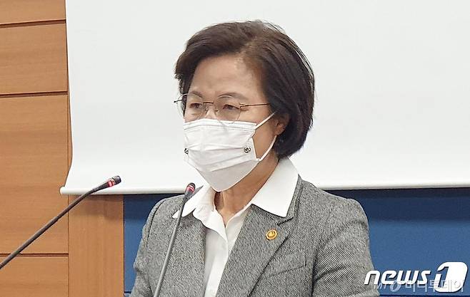 추미애 법무부 장관이 24일 오후 서울 서초동 서울고등검찰청 기자실에서 감찰 관련 브리핑을 열고 윤석열 검찰총장에 대한 징계를 청구하고 직무배제 조치 등을 발표하고 있다.   추 장관은 윤 총장과 관련해 Δ언론사 사주와의 부적절한 접촉 사실 Δ조국 전 법무부 장관 사건 등 주요사건 재판부에 대한 불법사찰 Δ채널A 사건 및 한명숙 전 국무총리 사건 관련 측근 비호를 위한 감찰방해 및 수사방해, 언론과의 감찰 관련 정보 거래 사실 Δ검찰총장 대면조사 과정에서 협조의무 위반 및 감찰방해 사실 Δ정치적 중립에 관한 검찰총장 위엄과 신망이 심각히 손상된 사실을 확인했다고 밝혔다. 2020.11.24/뉴스1