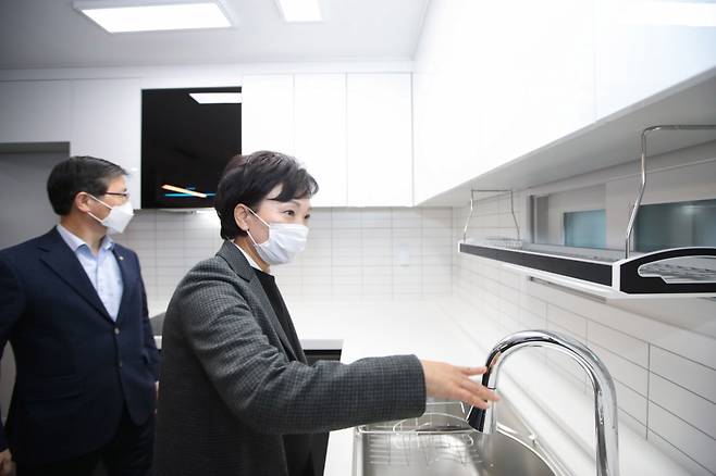 김현미 국토교통부 장관이 22일 오후 서울 은평구 대조동 한국토지주택공사(LH) 매입임대주택 현장을 방문해 둘러보고 있다. /사진=뉴스1(국토교통부 제공)