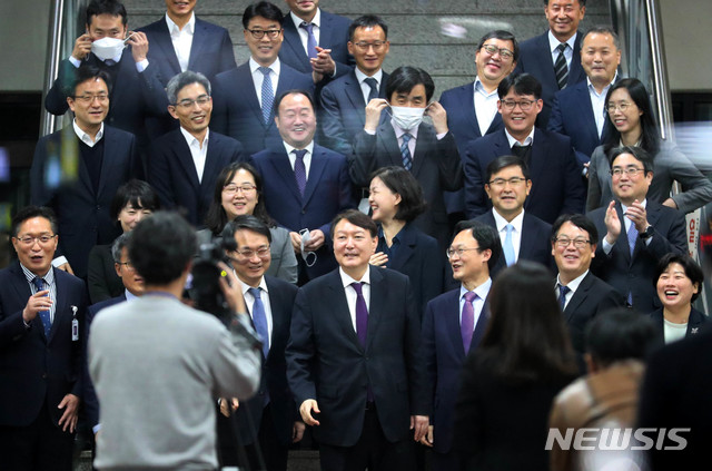 [서울=뉴시스]뉴시스 배훈식 기자가 24일 한국사진기자협회(회장 안주영) 제214회 이달의 보도사진상 people in the news 부문에서 '추미애 장관과 대립각 윤석열 검찰총장, 검사들과 함박웃음' 으로 우수상을 수상했다. 사진은 지난 10월 29일 윤석열 검찰총장이 29일 오후 대전 서구 대전고등검찰청을 방문해 검사들과의 간담회를 마친 뒤 청사 로비에서 검사들과 기념촬영을 하며 환하게 웃고 있는 모습. 2020.11.24.photo@newsis.com