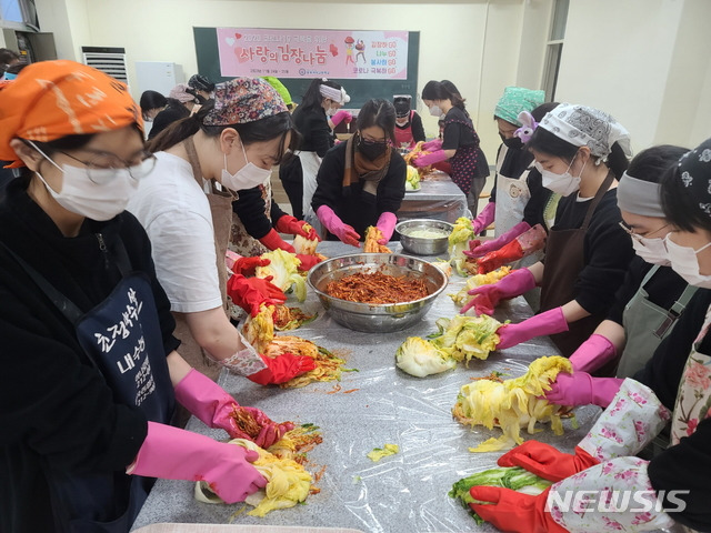 [청주=뉴시스] 인진연 기자 = 충북여자고등학교 2학년 학생들이 직접 심고 기르고 재배한 농작물로 김장을 담그고 있다. (사진=충북교육청 제공) 2020.11.25photo@newsis.com