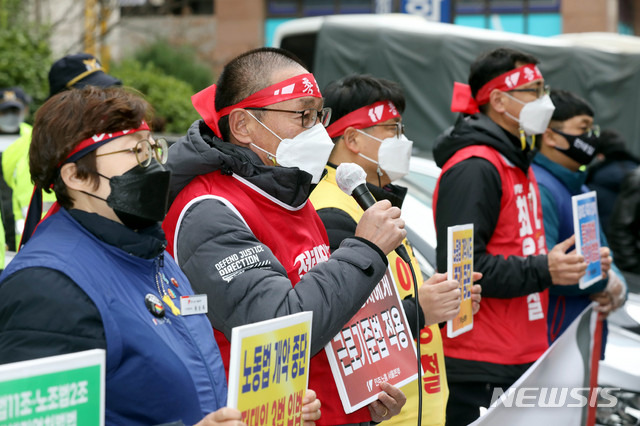 [서울=뉴시스]김병문 기자 = 민주노총 조합원들이 25일 오후 서울 여의도 더불어민주당 서울시당 앞에서 '노동개악 저지! 전태일3법 쟁취! 민주노총 총파업 총력투쟁 전국동시다발대회'를 하고 있다. 2020.11.25. dadazon@newsis.com