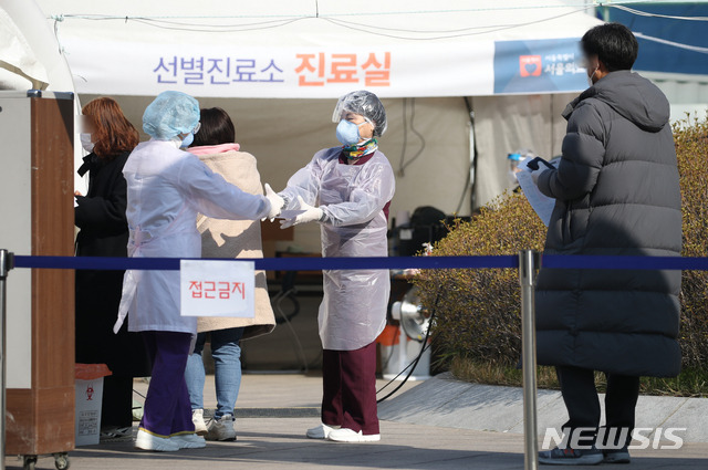 [서울=뉴시스] 서울 중랑구 신내동 서울의료원 신종 코로나바이러스 감염증(코로나19) 선별진료소에서 의료진이 이른 아침부터 분주한 모습을 보이고 있다. (사진=뉴시스 DB). photo@newsis.com