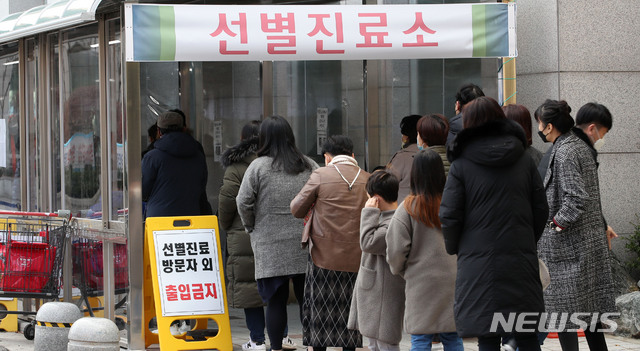 [서울=뉴시스] 박주성 기자 = 수도권 '사회적 거리두기' 2단계 격상 이틀째, 신종 코로나바이러스 감염증(코로나19) 신규 확진자가 382명으로 전날(349명)보다 33명 늘어난 가운데 25일 오전 서울 동대문구 보건소에 마련된 선별진료소를 찾은 시민들이 검사를 기다리고 있다. 2020.11.25. park7691@newsis.com