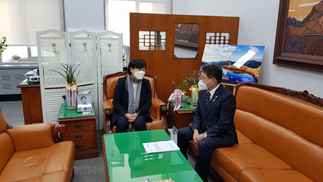 ▲권오봉 여수시장이 내년도 정부예산안 확정을 앞두고 25일 국회를 방문해 서영교 행정안전상임위 위원장을 만나 지역현안사업을 설명하면서 ‘여수·순천 10·19사건 특별법’ 제정의 필요성을 설명하고 있다. ⓒ여수시