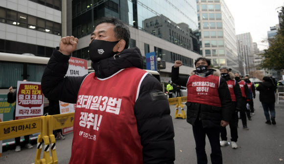 수도권의 사회적 거리두기 2단계 시행 이틀째인 25일 서울 영등포구 여의도 더불어민주당 서울시당 앞에서 열린 ‘노동개악 저지! 전태일 3법 쟁취! 민주노총 총파업 총력투쟁 전국동시다발대회’에서 참가자들이 ‘임을 위한 행진곡’을 부르고 있다. 하상윤 기자