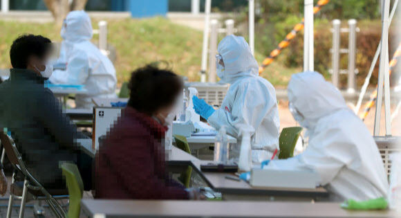 지난 22일 오후 경남 하동군 하동보건소 입구에 마련된 신종 코로나바이러스 감염증(코로나19) 선별진료소에서 군민이 검사받고 있다. 연합뉴스