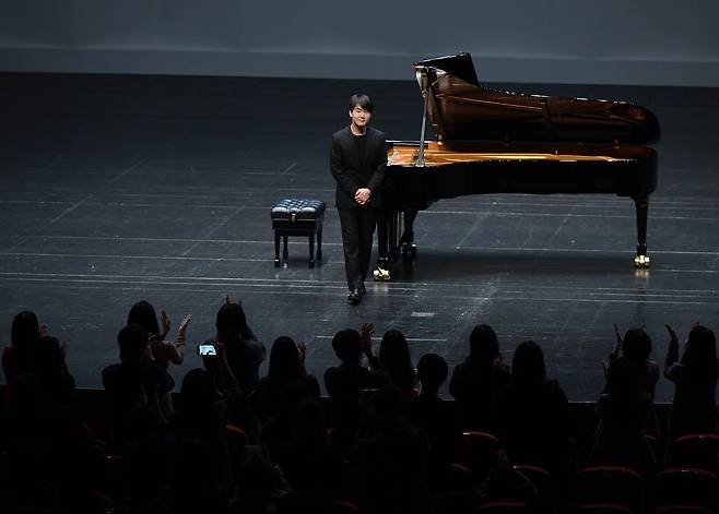 지난 24일 대전예술의전당에서 열린 조성진 리사이틀에서 피아니스트 조성진이 기립 박수를 보내는 관객들에게 인사하고 있다.크레디아 제공