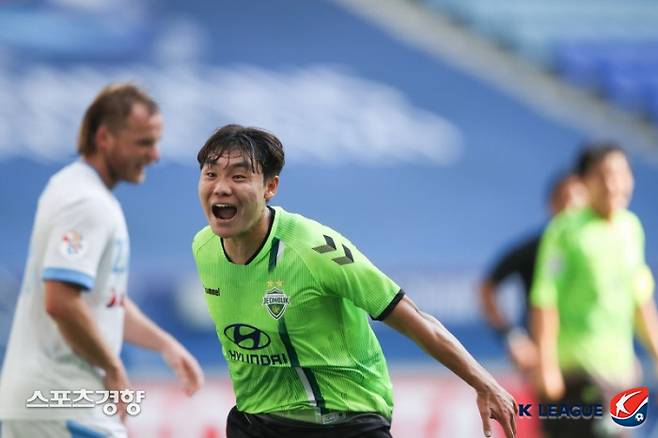 전북 나성은이 25일 열린 시드니 FC와의 2020 아시아챔피언스리그 조별리그 H조 4차전에서 전반 44분 결승골을 넣은 뒤 환호하고 있다.  프로축구연맹 제공