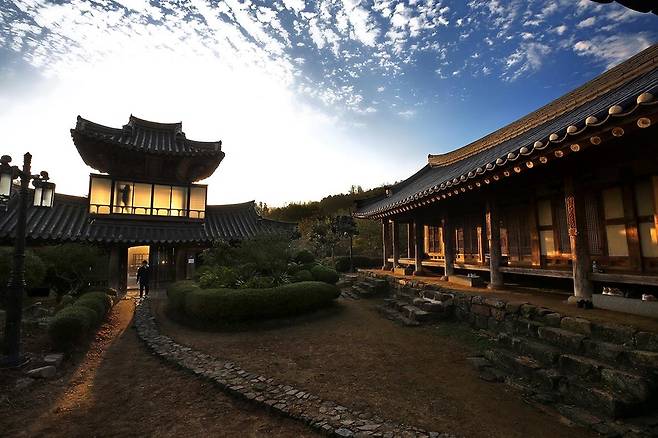 매간당 고택 사랑채 앞마당에서 본 2층 구조의 솟을대문 [사진/전수영 기자]