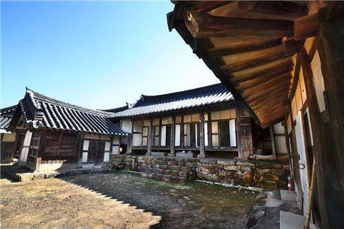 사랑채에서 중문을 지나면 여자들의 공간인 안채다. [사진/전수영 기자]