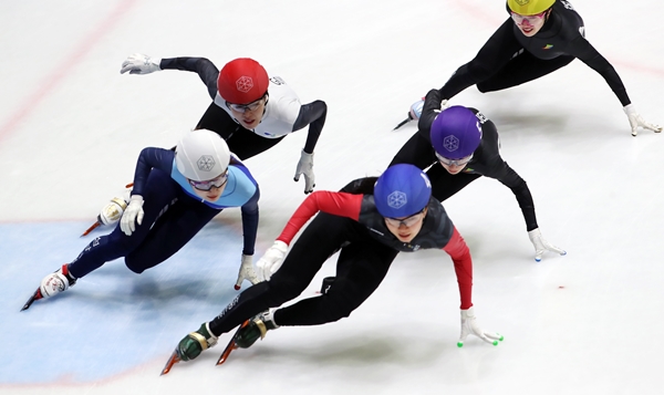 제37회 전국남녀 쇼트트랙스피드스케이팅 대회 여자 일반부 1500M 결승에서 성남시청 최민정(흰색 모자), 서울시청 심석희(파란 모자), 고양시청 김아랑(빨간 모자) 등 선수들이 역주하고 있다.