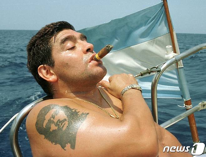 마라도나가 지난 2000년 4월8일 쿠바 아바나 해안가에서 보트를 타며 시가를 피우고 있다. © 로이터=뉴스1