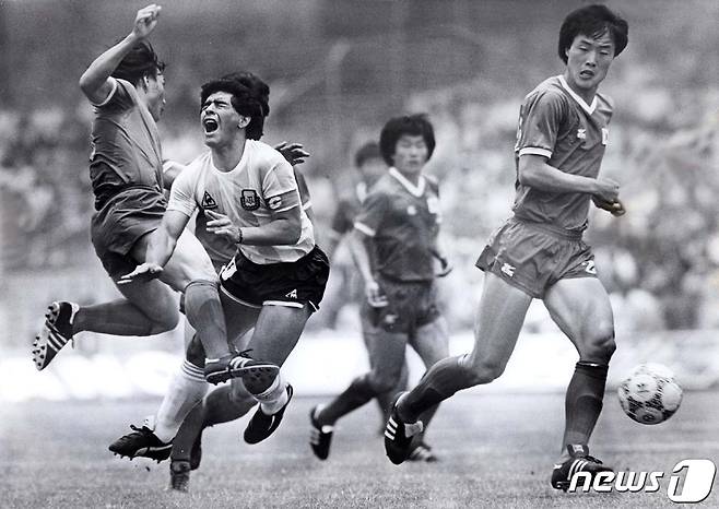 1986년 멕시코 월드컵 1차전에서 한국의 허정무(왼쪽)가 마라도나에게 거친 태클을 하고 있다. © 로이터=뉴스1 © News1 박형기 기자