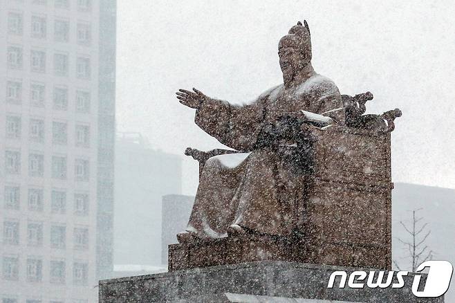 지난 2018년 11월 24일 오전 서울 광화문광장 세종대왕상에 첫눈이 쌓여 있다. © News1 성동훈 기자