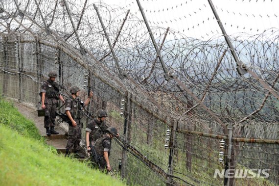 【서울=뉴시스】 중부전선 GOP(일반전초) 철책에서 장병들이 경계작전을 펼치고 있다. (뉴시스DB) /사진=뉴시스
