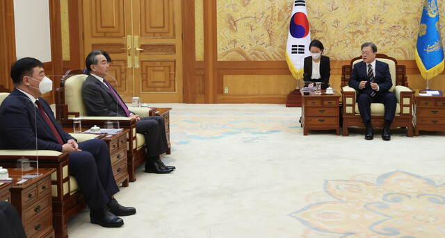 문재인 대통령이 26일 오후 청와대에서 왕이 외교부장(왼쪽 두 번째)을 접견하고 있다. 연합뉴스