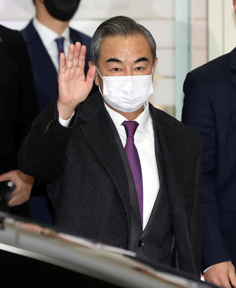 왕이 중국 외교부장 겸 국무위원이 지난 25일 밤 인천국제공항 2터미널을 통해 입국하고 있다. 연합뉴스