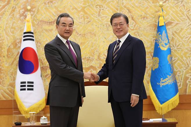 President Moon Jae-in and Chinese Foreign Minister Wang Yi (left) pose for a photograph at Cheong Wa Dae on Thursday. (Yonhap)