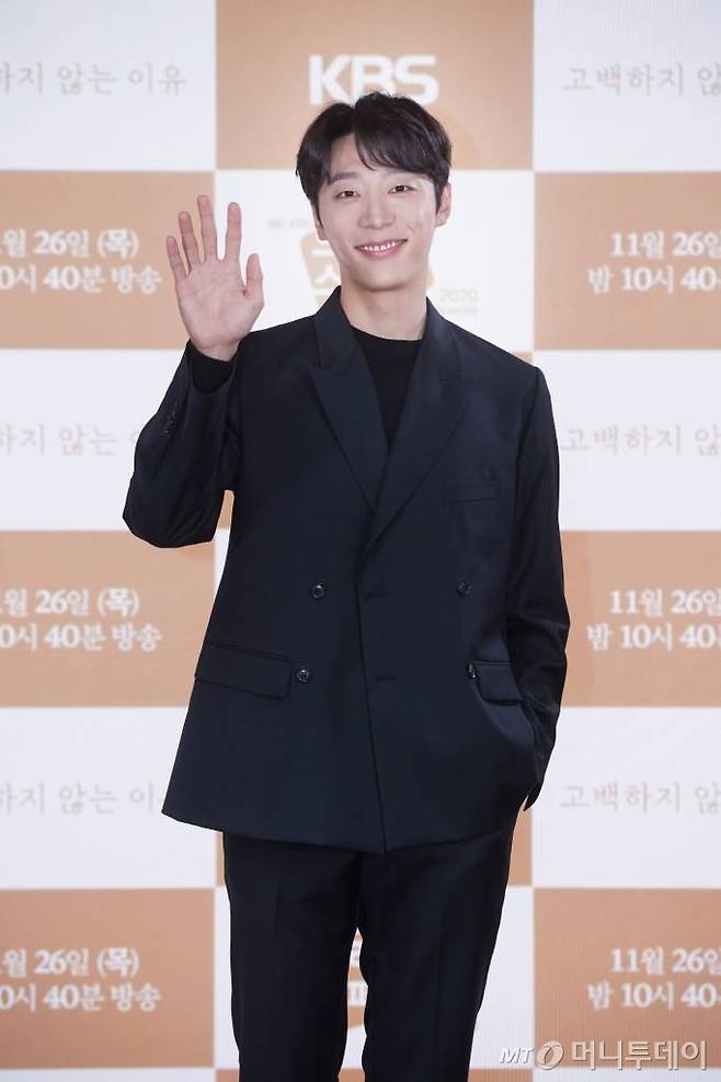 배우 신현수가 26일 오후 온라인 진행된 KBS 2TV 드라마스페셜2020 '고백하지 않는 이유'(극본 윤경아, 연출 홍은미) 기자간담회에 참석해 포즈를 취하고 있다./ 사진=임성균 기자 tjdrbs23@