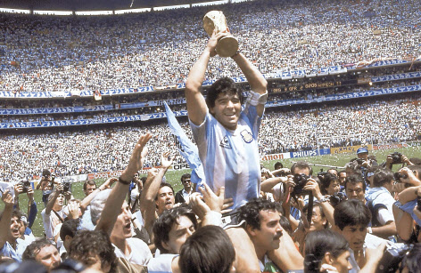 아르헨티나의 국민영웅이자, 세계적 스타가 탄생하는 순간. 마라도나가 1986년 멕시코 월드컵에서 우승한 뒤 고국 팬들의 무등을 탄 채 트로피를 들고 환호하고 있다. [AP]