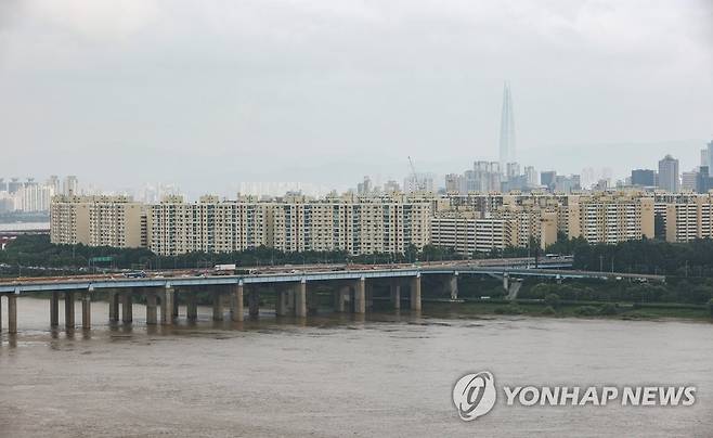서울 용산구 유엔빌리지 인근에서 바라본 압구정동 현대아파트의 모습 [연합뉴스 자료사진]