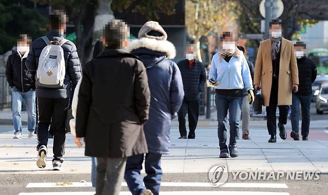 추위에 두꺼운 옷 꺼내입은 시민들 아침 체감온도가 영하권으로 떨어진 지난 23일 오전 서울 종로구 광화문사거리에서 시민들이 발걸음을 옮기고 있다. [연합뉴스 자료사진]