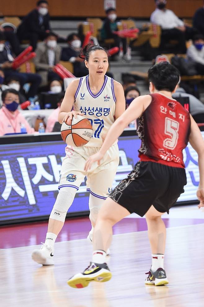 머리카락을 자르기 전인 23일 BNK와 경기 모습. [WKBL 제공. 재판매 및 DB 금지]