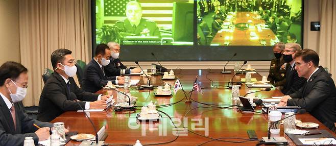 서욱 국방장관과 마크 에스퍼 미 국방장관이 10월 14일(현지시간) 미국 워싱턴DC 펜타곤에서 열린 제52차 한미안보협의회의(SCM)에 참석하고 있다. [사진=국방부]