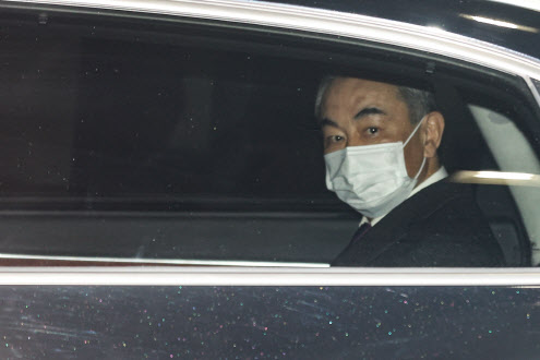 왕이(王毅) 중국 외교부장 겸 국무위원이 25일 오후 인천국제공항 2터미널을 통해 입국, 차량에 타고 있다[사진=연합 제공]