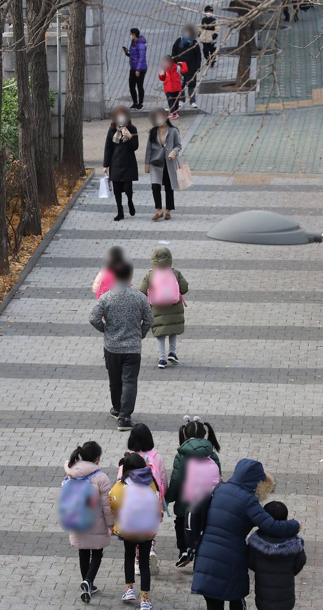 수도권 사회적 거리 두기가 2단계로 격상된 24일 오전 서울의 한 초등학교에서 어린이들이 등교하고 있다.(사진=연합뉴스)