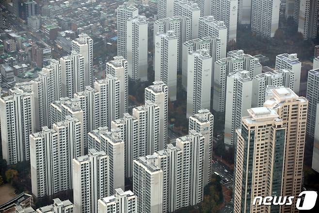19일 서울 송파구 롯데월드타워에서 바라본 도심의 아파트단지 모습. 이날 정부는 전세난을 해결하기 위해 신속한 임대주택 공급 확대를 주요 내용으로 하는 전세대책을 발표했다. 2020.11.19/뉴스1 © News1 이광호 기자