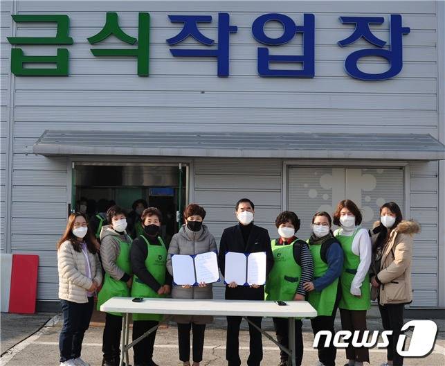 (정읍=뉴스1) 박제철 기자 = 전북 정읍농업협동조합은 코로나19로 어려움을 겪고 있는 독거노인을 위해 26일 성공회행복노인복지센터(센터장 박현주)와의 협약을 맺고 '따뜻한 겨울나기 연탄 및 난방유 나눔' 행사를 실시했다. /© 뉴스1