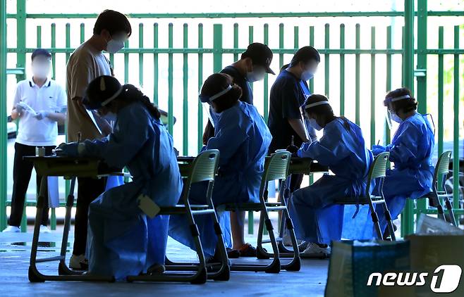 코로나19 검체검사 /뉴스1 © News1 정진욱 기자